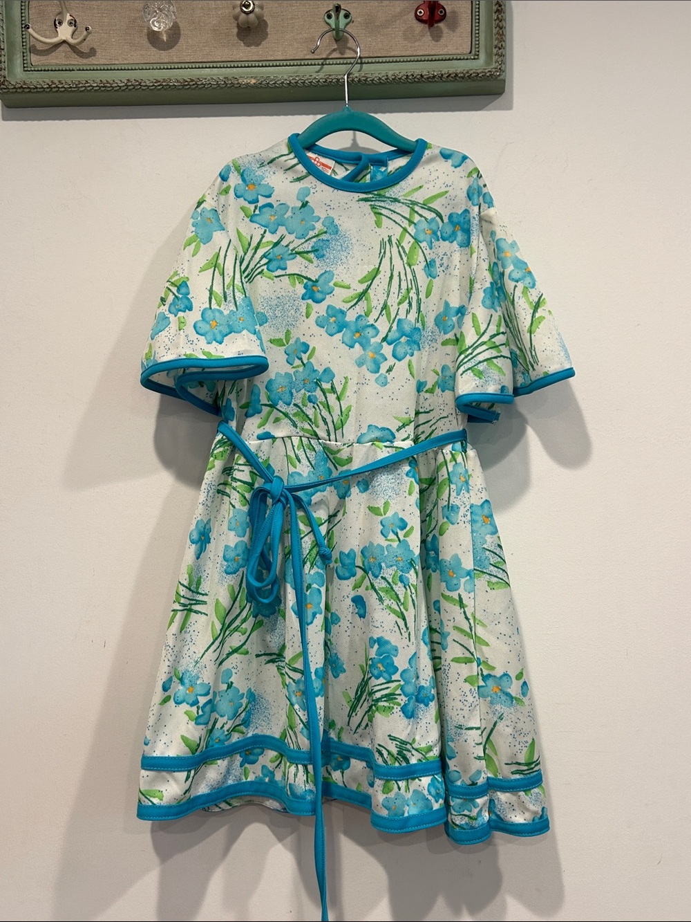 Vintage 1970s poly Girls' Floral Blue Green & White Belted garden Dress 10 1/2